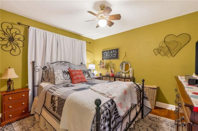 2322 S Glenwood Avenue, Independence, MO 64052