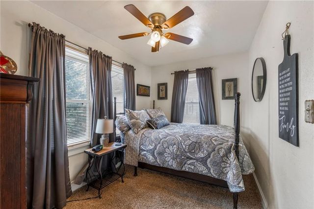 2322 S Glenwood Avenue, Independence, MO 64052