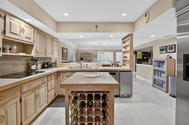 8704 Mahogany Ave, Plantation, FL 33324