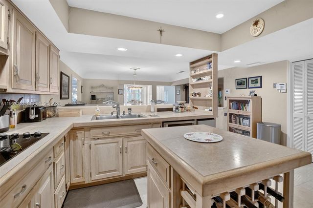 8704 Mahogany Ave, Plantation, FL 33324