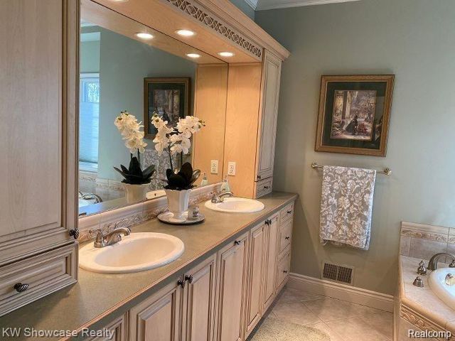 62727 Tournament Drive, Washington Township, MI 48094