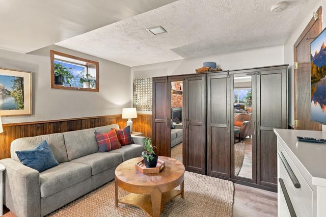 2262 Linwood Avenue E, Maplewood, MN 55119