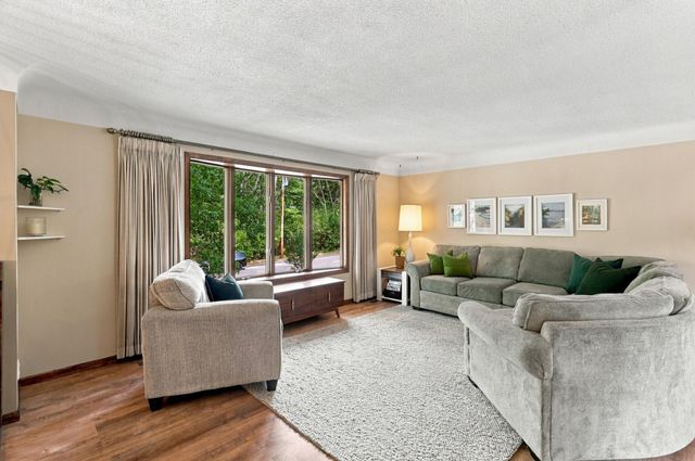 2262 Linwood Avenue E, Maplewood, MN 55119