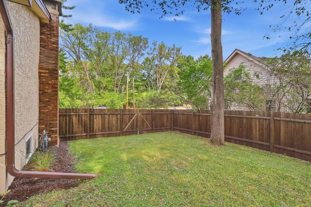 2262 Linwood Avenue E, Maplewood, MN 55119