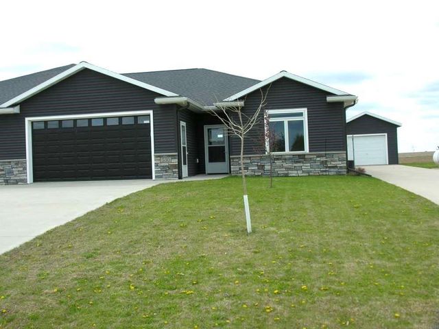 530 S Randolph Street, Stacyville, IA 50476