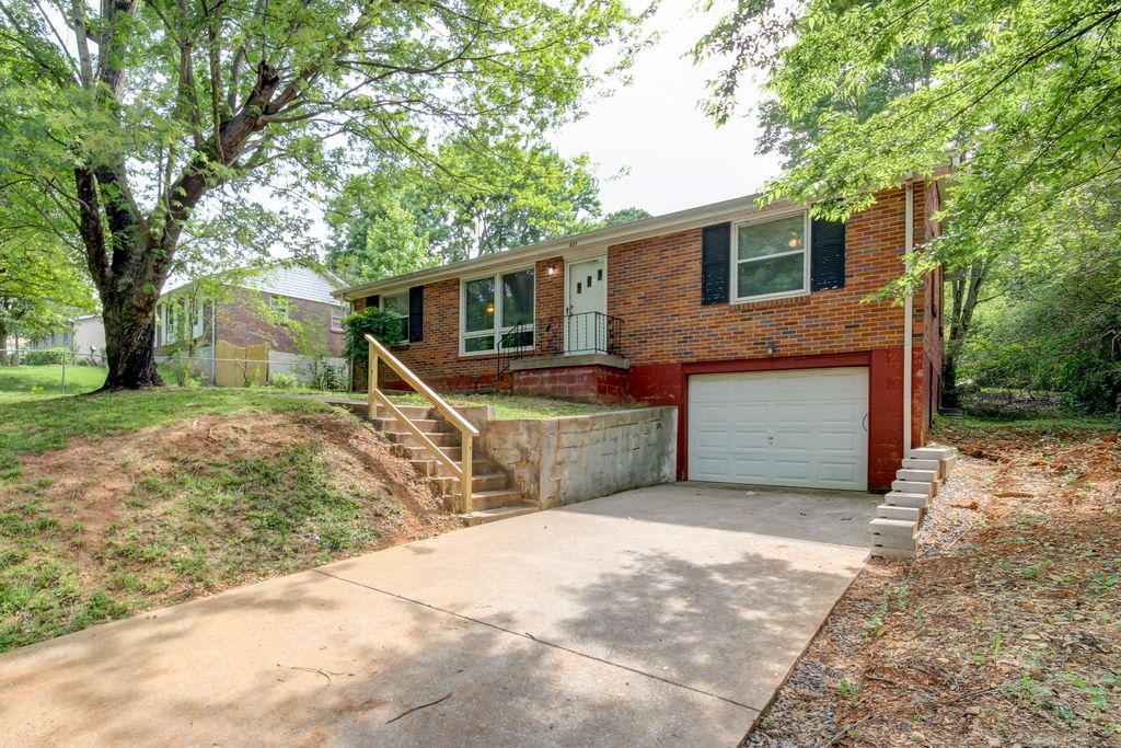 821 Hayden Dr, Clarksville, TN 37043