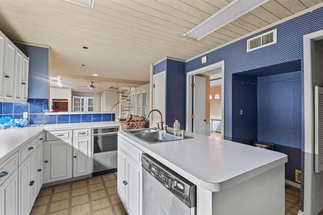 202 S Santa Fe Street, Wolfe City, TX 75496