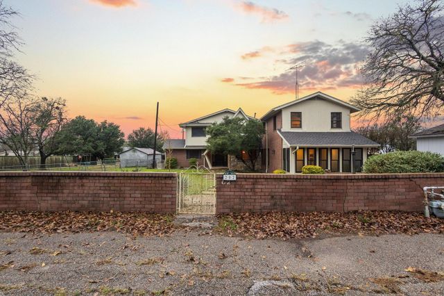 202 S Santa Fe Street, Wolfe City, TX 75496