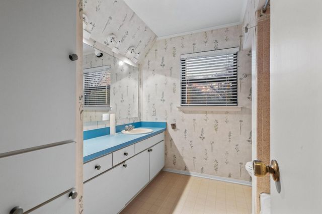 202 S Santa Fe Street, Wolfe City, TX 75496