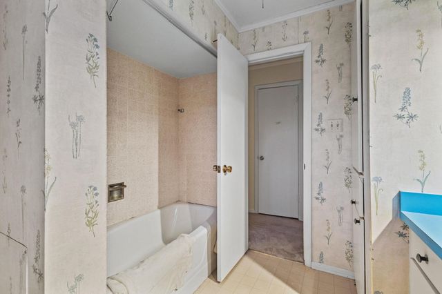 202 S Santa Fe Street, Wolfe City, TX 75496