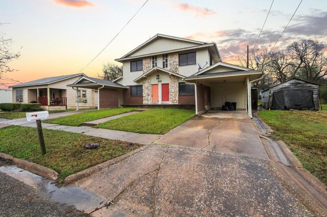 202 S Santa Fe Street, Wolfe City, TX 75496