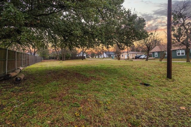 202 S Santa Fe Street, Wolfe City, TX 75496