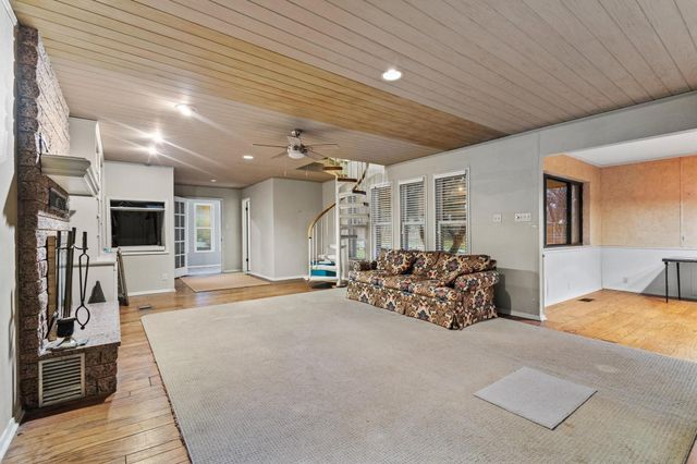 202 S Santa Fe Street, Wolfe City, TX 75496