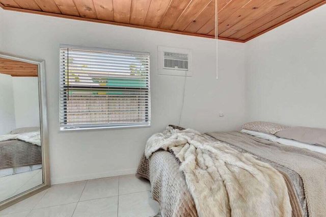 327 SE 3rd Avenue, Delray Beach, FL 33483