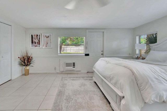 327 SE 3rd Avenue, Delray Beach, FL 33483
