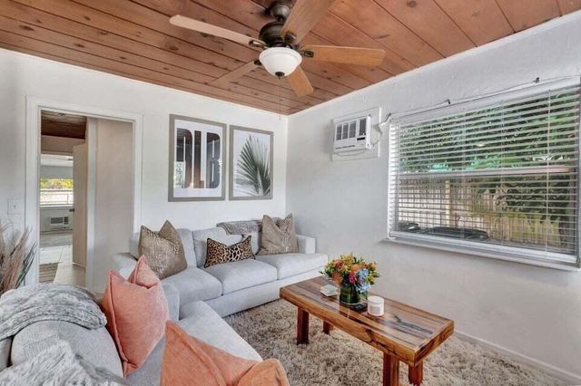 327 SE 3rd Avenue, Delray Beach, FL 33483
