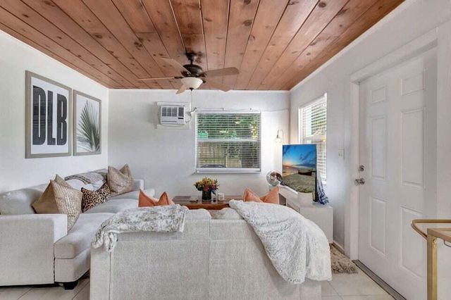 327 SE 3rd Avenue, Delray Beach, FL 33483
