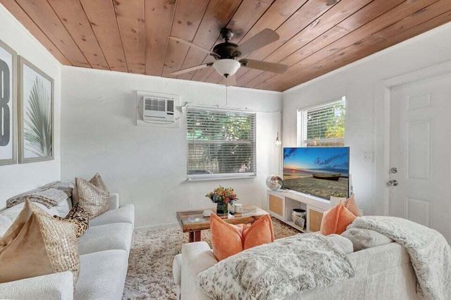 327 SE 3rd Avenue, Delray Beach, FL 33483