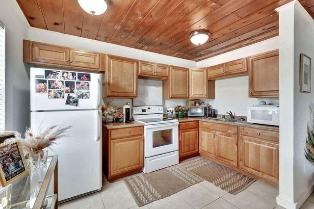 327 SE 3rd Avenue, Delray Beach, FL 33483