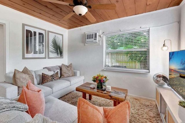 327 SE 3rd Avenue, Delray Beach, FL 33483