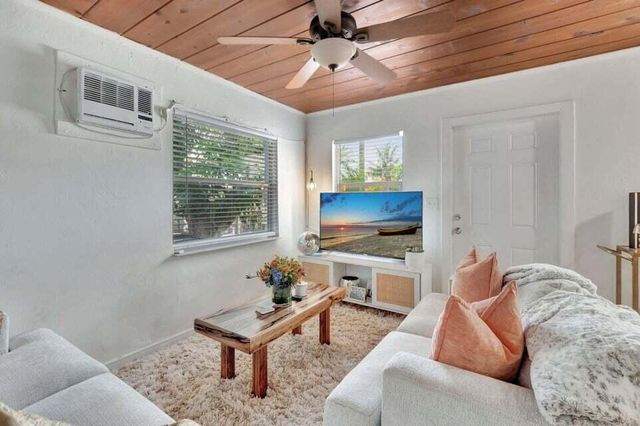 327 SE 3rd Avenue, Delray Beach, FL 33483