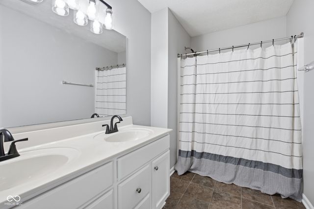 13985 Royalwood Drive, Fishers, IN 46037