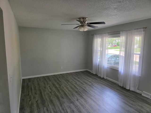 2211 WAVELAND Drive, Bettendorf, IA 52722
