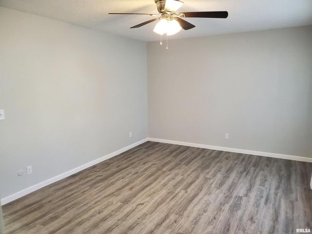 2211 WAVELAND Drive, Bettendorf, IA 52722