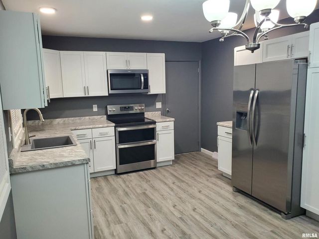2211 WAVELAND Drive, Bettendorf, IA 52722