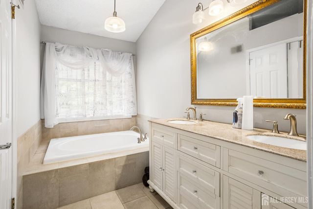11 BRIARWOOD Court, South Brunswick, NJ 08540