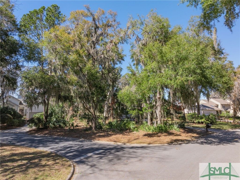 Image 5 of property listing at 6 Bishopwood Court, Savannah, GA 31411