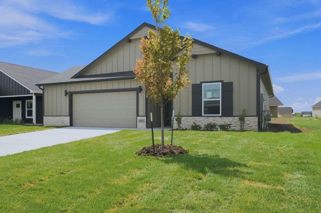1562 N Emerald Valley Dr, Mulvane, KS 67110