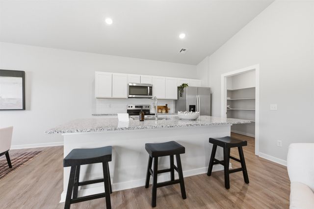 1562 N Emerald Valley Dr, Mulvane, KS 67110