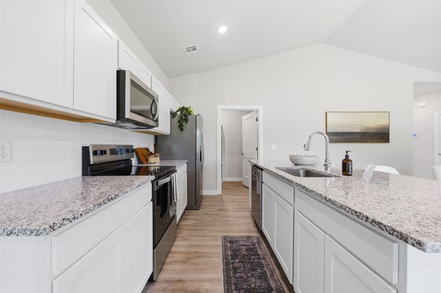 1562 N Emerald Valley Dr, Mulvane, KS 67110