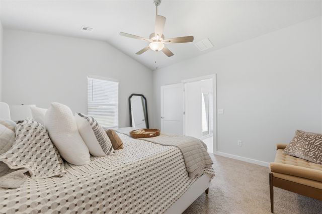 1562 N Emerald Valley Dr, Mulvane, KS 67110
