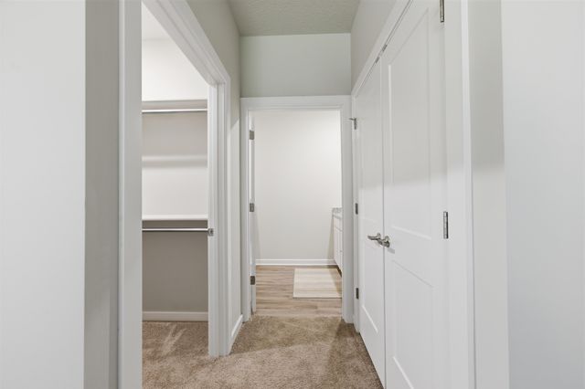 1562 N Emerald Valley Dr, Mulvane, KS 67110