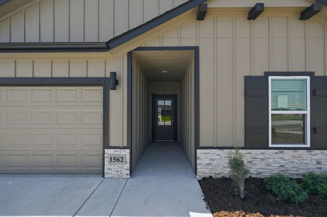 1562 N Emerald Valley Dr, Mulvane, KS 67110