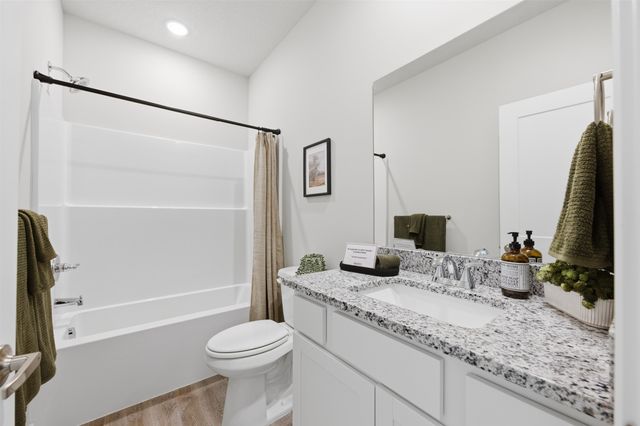 1562 N Emerald Valley Dr, Mulvane, KS 67110