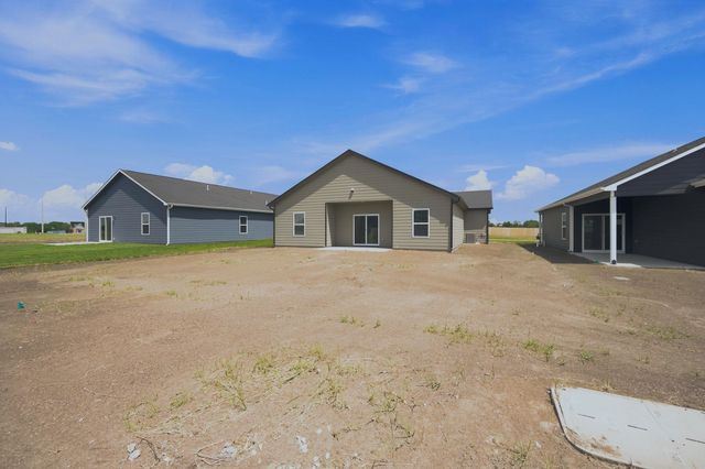 1562 N Emerald Valley Dr, Mulvane, KS 67110