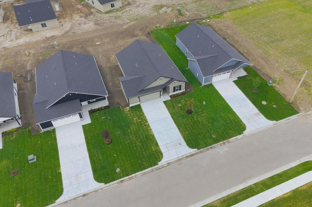 1562 N Emerald Valley Dr, Mulvane, KS 67110