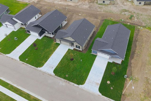 1562 N Emerald Valley Dr, Mulvane, KS 67110