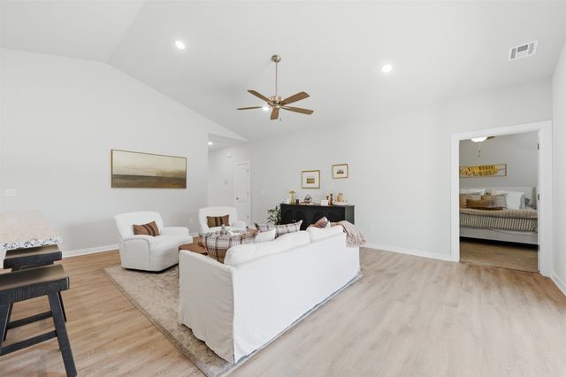 1562 N Emerald Valley Dr, Mulvane, KS 67110