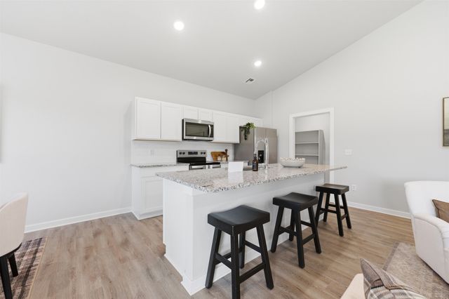 1562 N Emerald Valley Dr, Mulvane, KS 67110