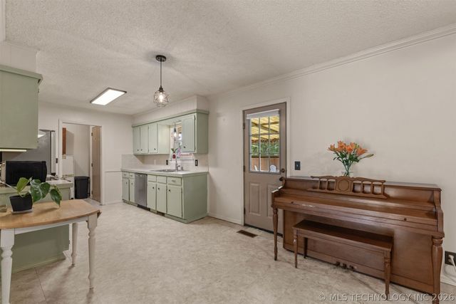 11411 E 37th Place, Tulsa, OK 74146