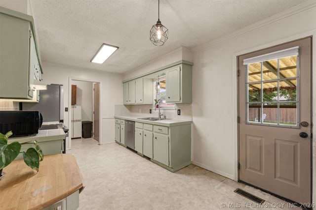 11411 E 37th Place, Tulsa, OK 74146