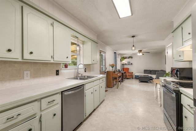 11411 E 37th Place, Tulsa, OK 74146