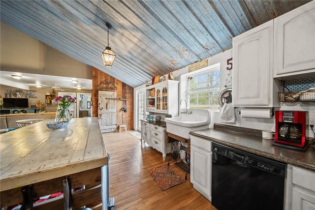 12107 Volcano Road, West Fork, AR 72774