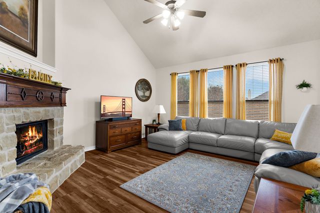 221 Villanova Drive, Van Alstyne, TX 75495