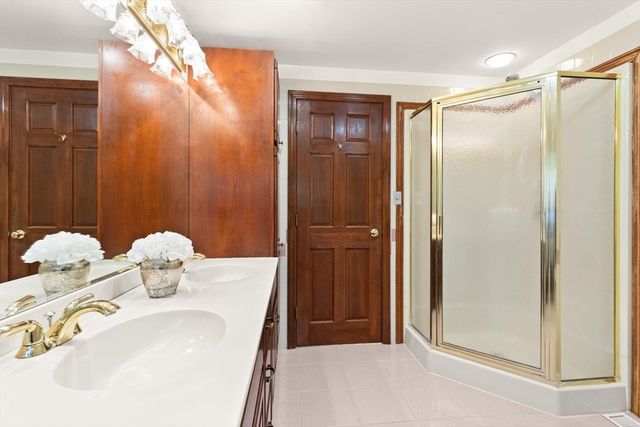 10 Lowell Rd, Westford, MA 01886