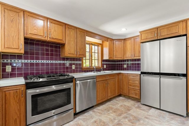 10 Lowell Rd, Westford, MA 01886